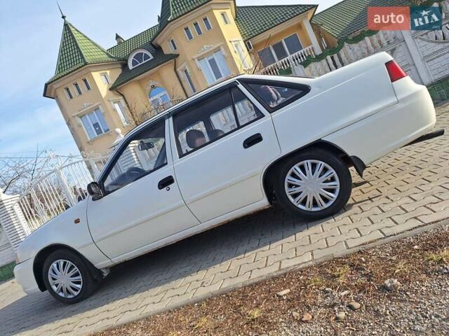 Белый Дэу Нексия, объемом двигателя 1.6 л и пробегом 321 тыс. км за 1600 $, фото 1 на Automoto.ua
