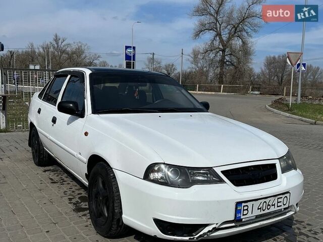 Белый Дэу Нексия, объемом двигателя 1.5 л и пробегом 210 тыс. км за 2400 $, фото 1 на Automoto.ua
