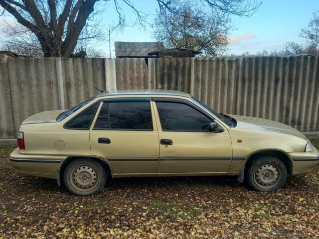 Бежевый Дэу Нексия, объемом двигателя 1.6 л и пробегом 157 тыс. км за 1000 $, фото 1 на Automoto.ua