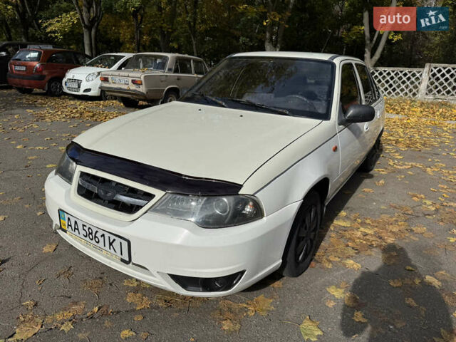 Бежевий Деу Нексія, об'ємом двигуна 1.5 л та пробігом 200 тис. км за 1500 $, фото 1 на Automoto.ua