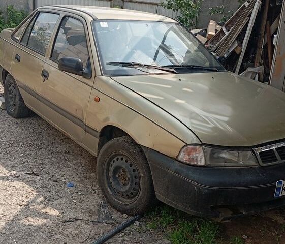 Бежевый Дэу Нексия, объемом двигателя 1.5 л и пробегом 200 тыс. км за 1100 $, фото 1 на Automoto.ua