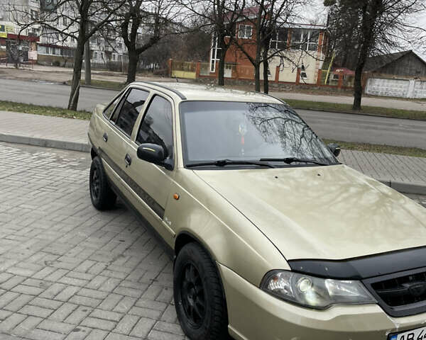 Бежевий Деу Нексія, об'ємом двигуна 1.6 л та пробігом 190 тис. км за 2100 $, фото 1 на Automoto.ua