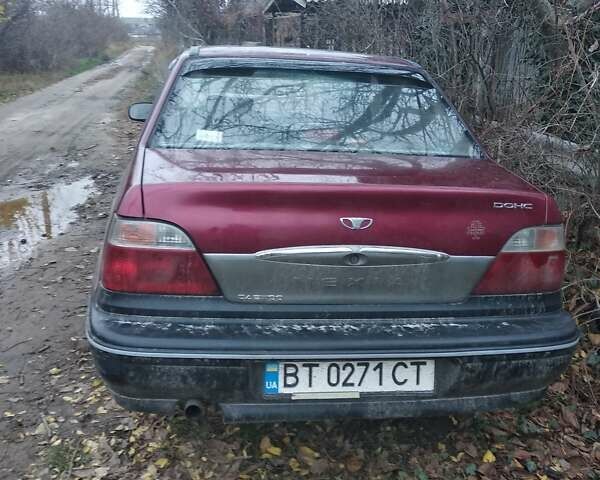 Красный Дэу Нексия, объемом двигателя 1.5 л и пробегом 300 тыс. км за 800 $, фото 1 на Automoto.ua
