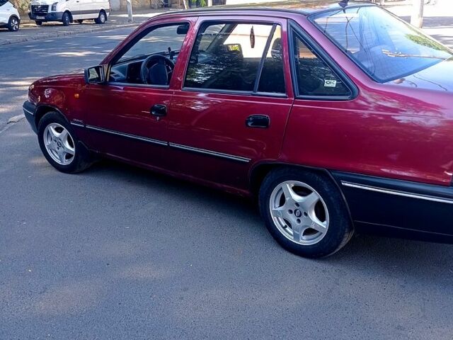 Красный Дэу Нексия, объемом двигателя 1.5 л и пробегом 213 тыс. км за 2000 $, фото 1 на Automoto.ua