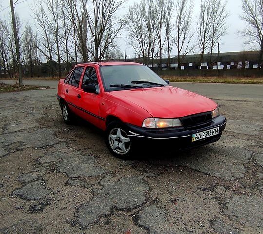 Красный Дэу Нексия, объемом двигателя 1.5 л и пробегом 250 тыс. км за 1200 $, фото 1 на Automoto.ua