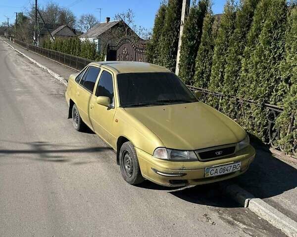 Жовтий Деу Нексія, об'ємом двигуна 1.5 л та пробігом 330 тис. км за 604 $, фото 1 на Automoto.ua