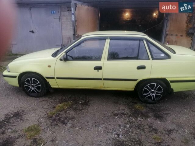 Жовтий Деу Нексія, об'ємом двигуна 1.5 л та пробігом 160 тис. км за 2000 $, фото 1 на Automoto.ua