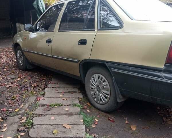 Желтый Дэу Нексия, объемом двигателя 1.5 л и пробегом 162 тыс. км за 1674 $, фото 1 на Automoto.ua