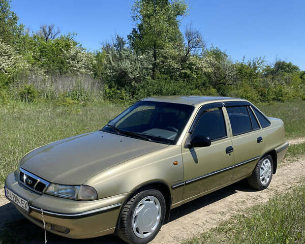 Желтый Дэу Нексия, объемом двигателя 1.5 л и пробегом 158 тыс. км за 1900 $, фото 1 на Automoto.ua