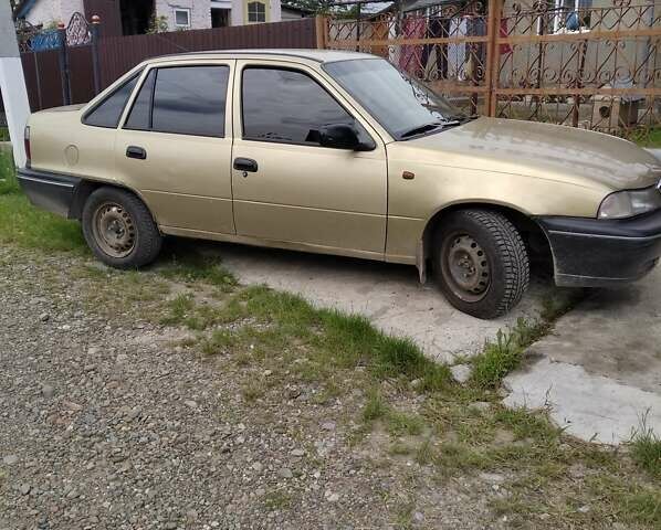 Желтый Дэу Нексия, объемом двигателя 1.5 л и пробегом 145 тыс. км за 1150 $, фото 1 на Automoto.ua