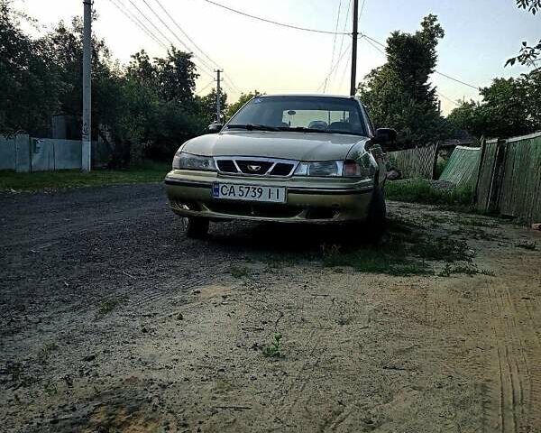 Жовтий Деу Нексія, об'ємом двигуна 1.5 л та пробігом 185 тис. км за 2000 $, фото 1 на Automoto.ua
