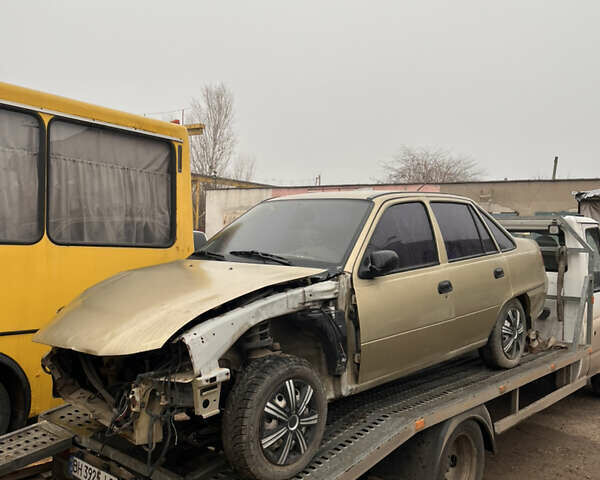 Жовтий Деу Нексія, об'ємом двигуна 1.5 л та пробігом 200 тис. км за 799 $, фото 1 на Automoto.ua