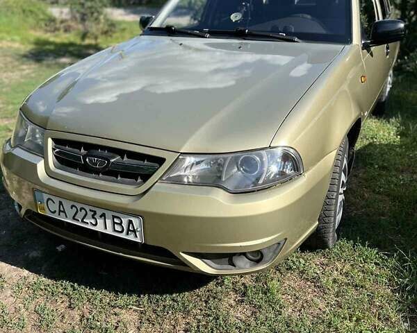Желтый Дэу Нексия, объемом двигателя 1.5 л и пробегом 139 тыс. км за 2900 $, фото 1 на Automoto.ua