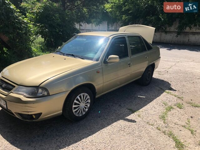 Жовтий Деу Нексія, об'ємом двигуна 1.5 л та пробігом 200 тис. км за 2400 $, фото 1 на Automoto.ua