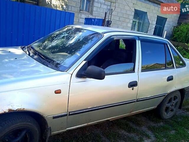 Сірий Деу Нексія, об'ємом двигуна 1.5 л та пробігом 230 тис. км за 2000 $, фото 1 на Automoto.ua