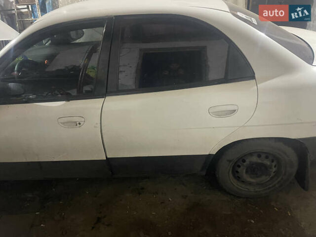 Белый Дэу Нубира, объемом двигателя 1.6 л и пробегом 302 тыс. км за 1500 $, фото 1 на Automoto.ua