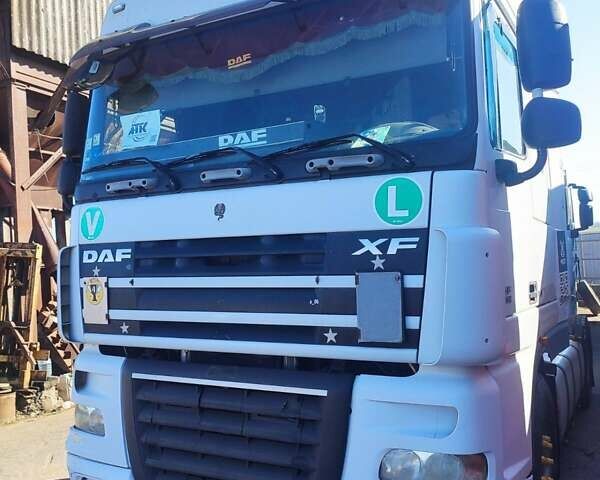 Белый Даф XF 105, объемом двигателя 12.9 л и пробегом 999 тыс. км за 10000 $, фото 1 на Automoto.ua
