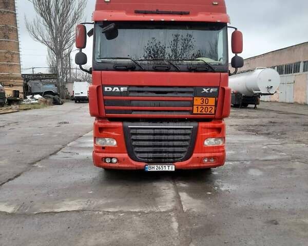 Красный Даф XF 105, объемом двигателя 12.9 л и пробегом 800 тыс. км за 18000 $, фото 1 на Automoto.ua