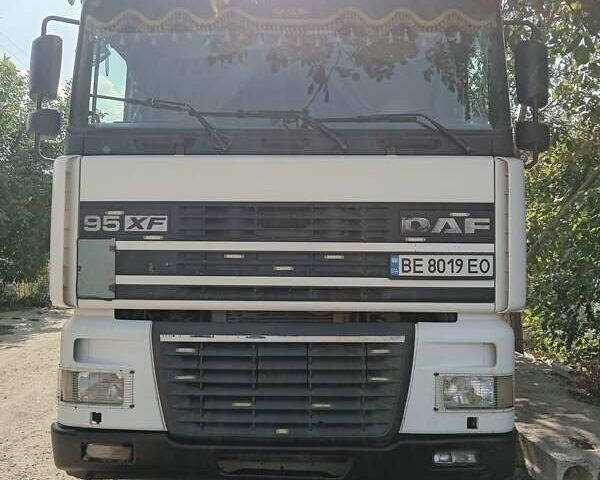 Белый Даф XF 95, объемом двигателя 12.58 л и пробегом 400 тыс. км за 21000 $, фото 1 на Automoto.ua