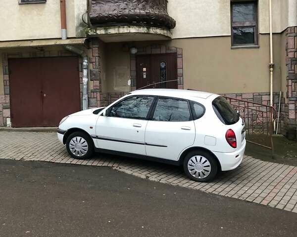 Білий Дайхатсу Sirion, об'ємом двигуна 1 л та пробігом 166 тис. км за 3300 $, фото 1 на Automoto.ua
