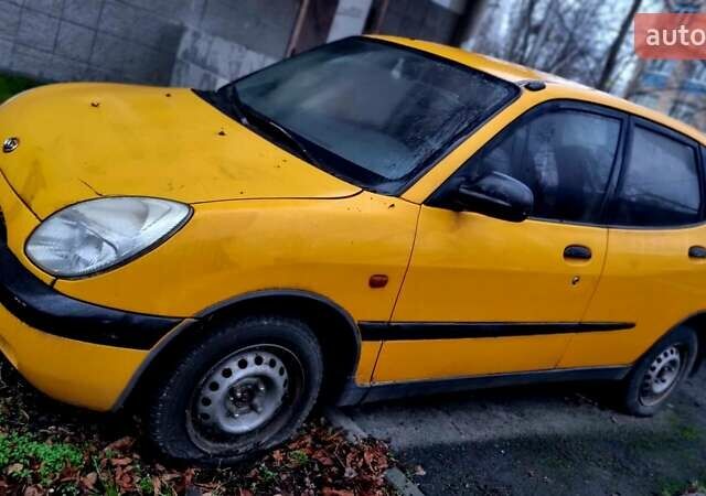 Желтый Дайхатсу Сирион, объемом двигателя 1 л и пробегом 220 тыс. км за 1700 $, фото 1 на Automoto.ua