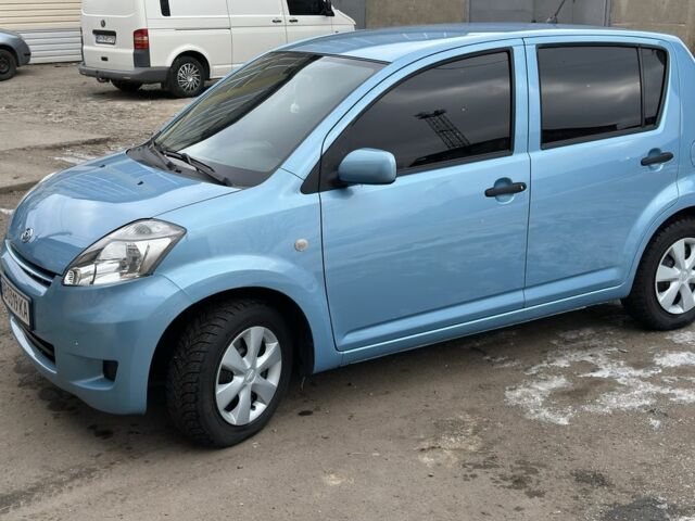 Синий Дайхатсу Сирион, объемом двигателя 1 л и пробегом 180 тыс. км за 5000 $, фото 1 на Automoto.ua