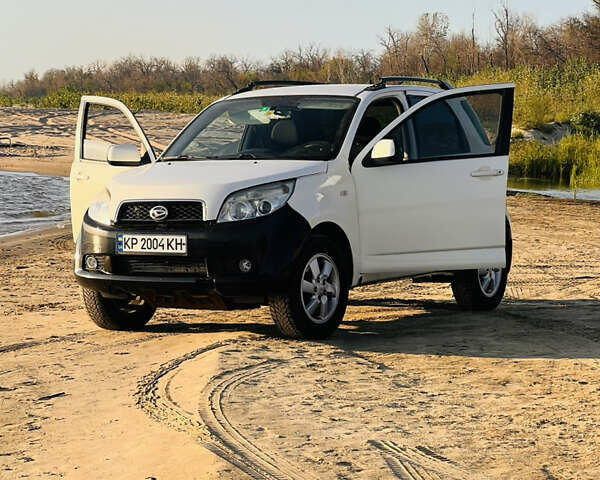 Белый Дайхатсу Териос, объемом двигателя 1.5 л и пробегом 180 тыс. км за 7000 $, фото 1 на Automoto.ua