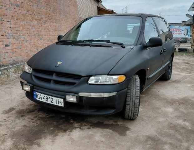 Черный Додж Караван, объемом двигателя 2.4 л и пробегом 300 тыс. км за 2195 $, фото 1 на Automoto.ua