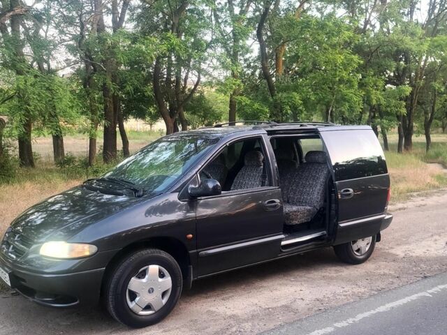 Чорний Додж Caravan, об'ємом двигуна 0 л та пробігом 301 тис. км за 3450 $, фото 1 на Automoto.ua