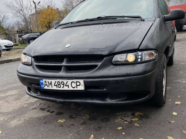 Черный Додж Караван, объемом двигателя 2.5 л и пробегом 400 тыс. км за 2300 $, фото 1 на Automoto.ua