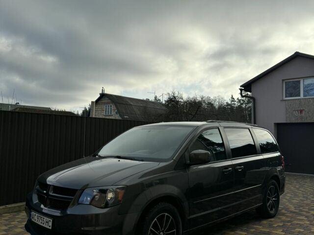 Серый Додж Караван, объемом двигателя 3.6 л и пробегом 154 тыс. км за 12800 $, фото 1 на Automoto.ua