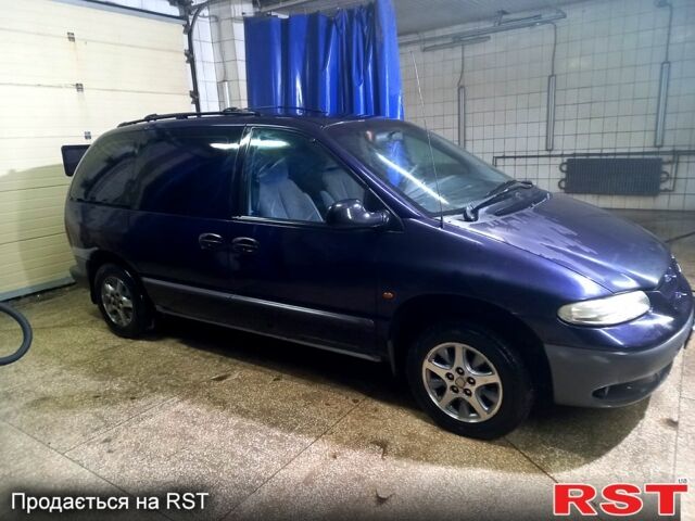 Синий Додж Караван, объемом двигателя 2.5 л и пробегом 300 тыс. км за 3350 $, фото 1 на Automoto.ua