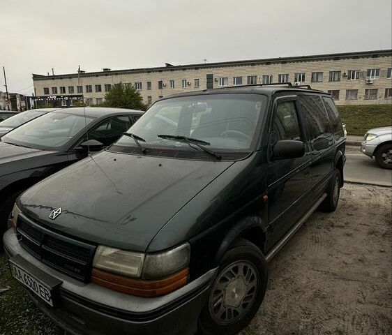 Зеленый Додж Караван, объемом двигателя 3 л и пробегом 325 тыс. км за 2400 $, фото 1 на Automoto.ua