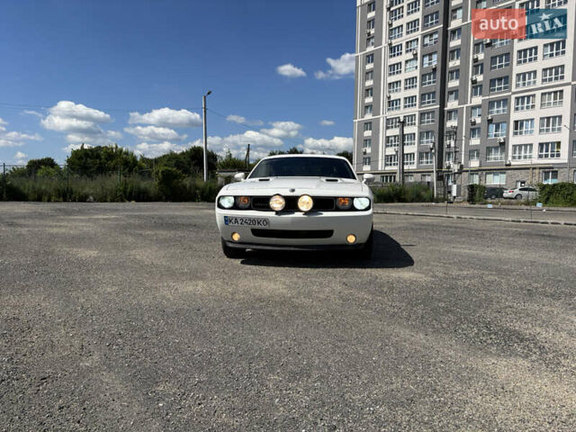 Белый Додж Челенджер, объемом двигателя 3.52 л и пробегом 223 тыс. км за 11500 $, фото 1 на Automoto.ua