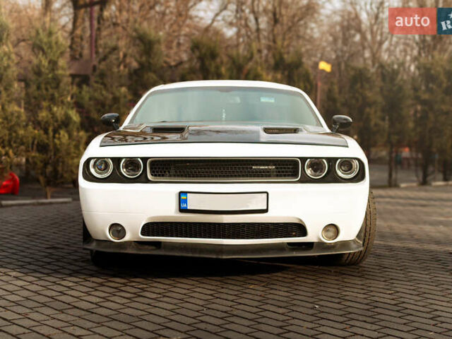Белый Додж Челенджер, объемом двигателя 3.56 л и пробегом 167 тыс. км за 11900 $, фото 1 на Automoto.ua