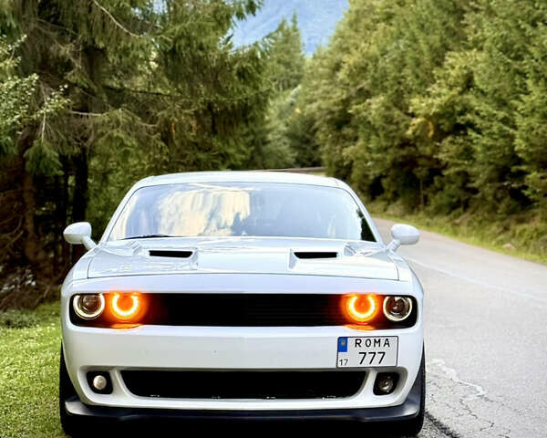 Белый Додж Челенджер, объемом двигателя 3.6 л и пробегом 72 тыс. км за 23000 $, фото 1 на Automoto.ua