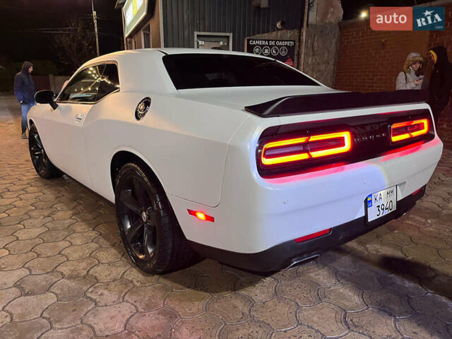 Белый Додж Челенджер, объемом двигателя 3.6 л и пробегом 180 тыс. км за 22000 $, фото 1 на Automoto.ua