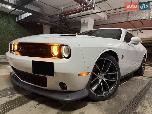 Белый Додж Челенджер, объемом двигателя 6.4 л и пробегом 92 тыс. км за 29999 $, фото 1 на Automoto.ua