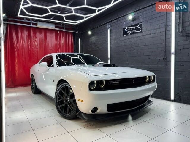 Білий Додж Challenger, об'ємом двигуна 6.42 л та пробігом 119 тис. км за 36000 $, фото 1 на Automoto.ua