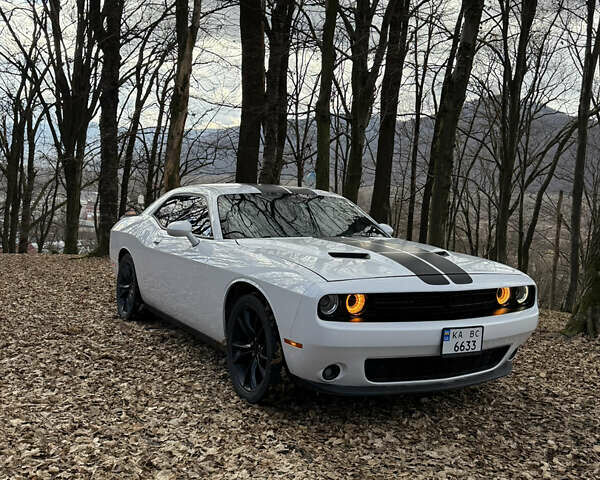 Белый Додж Челенджер, объемом двигателя 3.6 л и пробегом 160 тыс. км за 18000 $, фото 1 на Automoto.ua