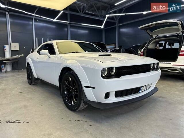 Белый Додж Челенджер, объемом двигателя 3.6 л и пробегом 194 тыс. км за 17600 $, фото 1 на Automoto.ua