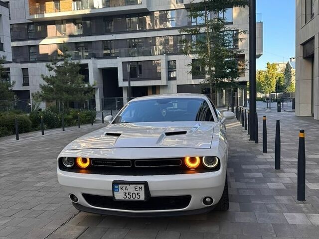 Білий Додж Challenger, об'ємом двигуна 3.6 л та пробігом 100 тис. км за 18000 $, фото 1 на Automoto.ua