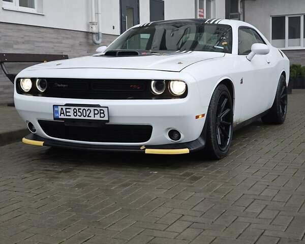 Белый Додж Челенджер, объемом двигателя 6.4 л и пробегом 32 тыс. км за 28500 $, фото 1 на Automoto.ua