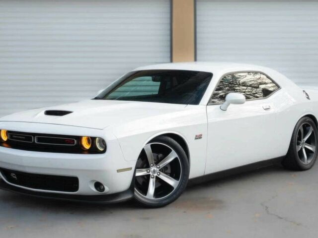 Белый Додж Челенджер, объемом двигателя 5.7 л и пробегом 30 тыс. км за 12000 $, фото 1 на Automoto.ua