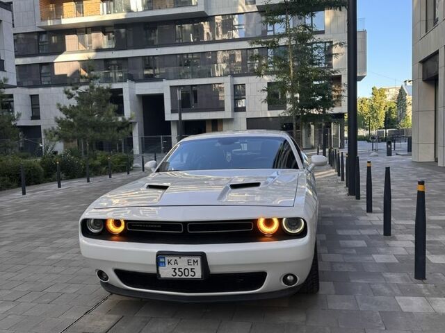Білий Додж Challenger, об'ємом двигуна 3.6 л та пробігом 131 тис. км за 20047 $, фото 1 на Automoto.ua