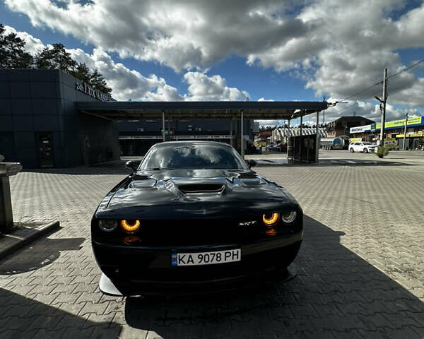 Черный Додж Челенджер, объемом двигателя 5.65 л и пробегом 180 тыс. км за 21500 $, фото 1 на Automoto.ua