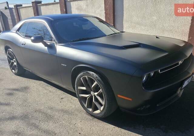 Черный Додж Челенджер, объемом двигателя 5.65 л и пробегом 139 тыс. км за 27000 $, фото 1 на Automoto.ua
