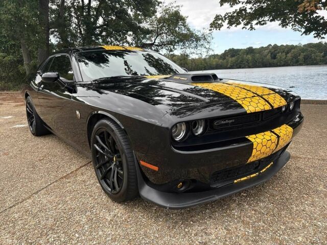 Черный Додж Челенджер, объемом двигателя 6.4 л и пробегом 48 тыс. км за 14800 $, фото 1 на Automoto.ua