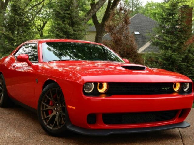 Красный Додж Челенджер, объемом двигателя 6.2 л и пробегом 62 тыс. км за 11000 $, фото 1 на Automoto.ua