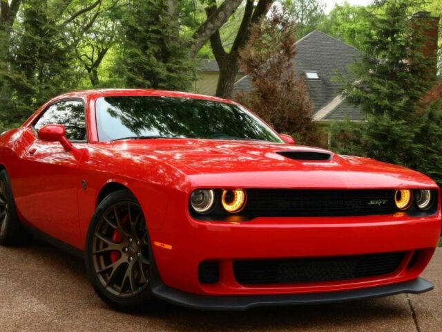 Красный Додж Челенджер, объемом двигателя 6.2 л и пробегом 67 тыс. км за 10200 $, фото 1 на Automoto.ua